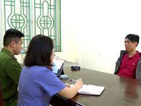  Nghe tri hô, hai cán bộ công an đang dừng đèn đỏ liền lao đến bắt kẻ cướp tiệm vàng