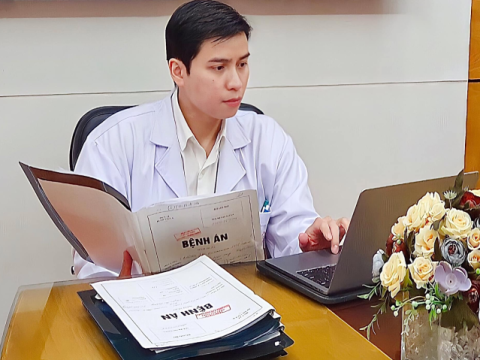 Con trai van nài bác sĩ sửa sổ y bạ của mẹ từ tiên lượng nặng thành bệnh nhẹ