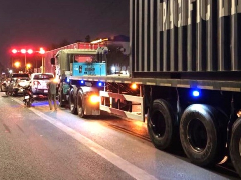 Xe container tông dồn toa cả loạt ô tô dừng đèn đỏ