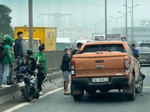 Sau 4 km bỏ trốn, chiếc xe bán tải đã bị người dân cùng các phương tiện trên Vành đai 3 ép dừng lại.