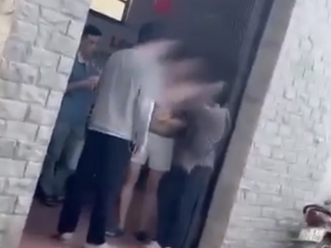 Đến nhà bạn trai đập cửa yêu cầu gặp mặt, phản ứng của phụ huynh khiến cô gái bất ngờ