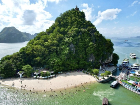    Quảng Ninh xác minh vụ tàu du lịch bỏ rơi khách trên vịnh Hạ Long