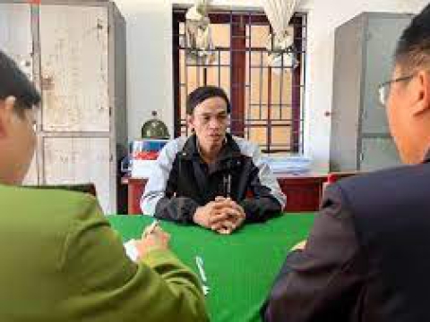 Con trai vừa ra tù dùng dao cứa nhiều nhát vào người bố